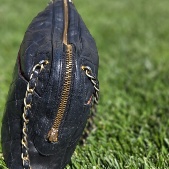 Vintage Chanel Black Quilted Lambskin Camera Bag Gold Chain - Picture 4 of 16